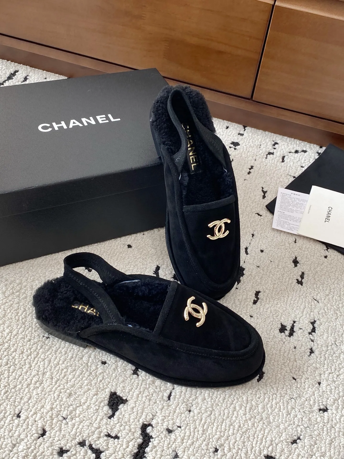 👟👟Ex-factory price 640👟👟 🍀CHANEL25s Chanel Mary Jane beanie hair slippers, a hot new release in the early autumn series, this season's hot item from the fragrance family! I really fell in love at first sight, the classic color matching is perfect!  Really super personalized, which is the biggest highlight of this shoe. The eye-catching but not exaggerated design is super cool for daily use. It is super versatile whether paired with pants, sweaters or skirts. It looks good no matter how you wear it. The more you look at it, the more you like it! Upper: imported sheep leather. Lining: original developed lamb wool. Outsole: Italian leather outsole. Size: #35-41 (40 41 custom-made, non-refundable) 👉 👉